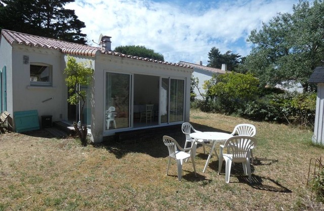 Cozy 50m² House in Notre-Dame-de-Monts, 150m from Beach, Sleeps 5, Garden, Parking