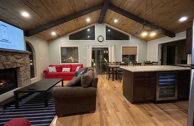 Cozy 7 Bedroom Chalet with Beach Access ~ Lots Of Outdoor Entertainment!
