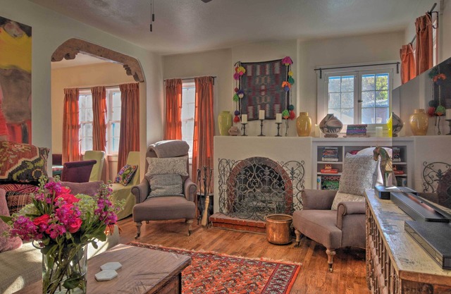 Cozy Adobe Casita: 1 Mile to Santa Fe Plaza!