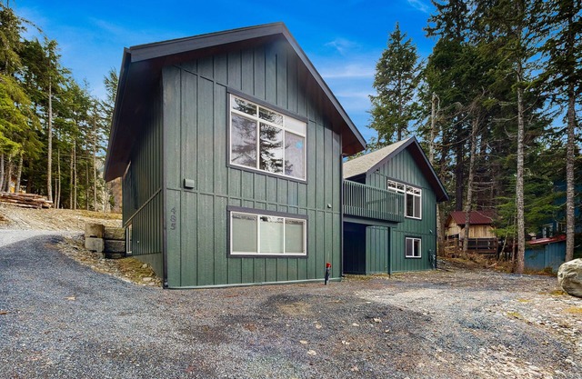 Cozy adventure retreat with mountain views, gas grill, & smart TV - near slopes