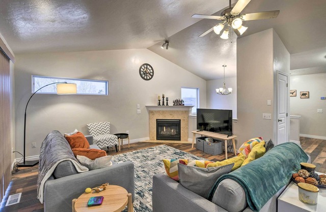 Cozy Anchorage Townhome < Half Mile to Jewel Lake!