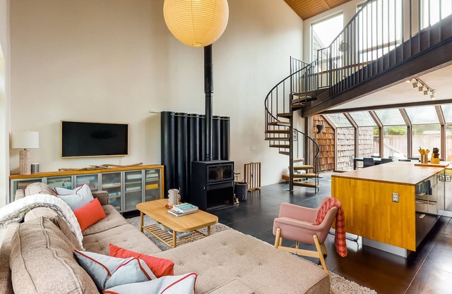 Cozy and Modern Family-Friendly Home with Hot Tub - Walk to the Beach