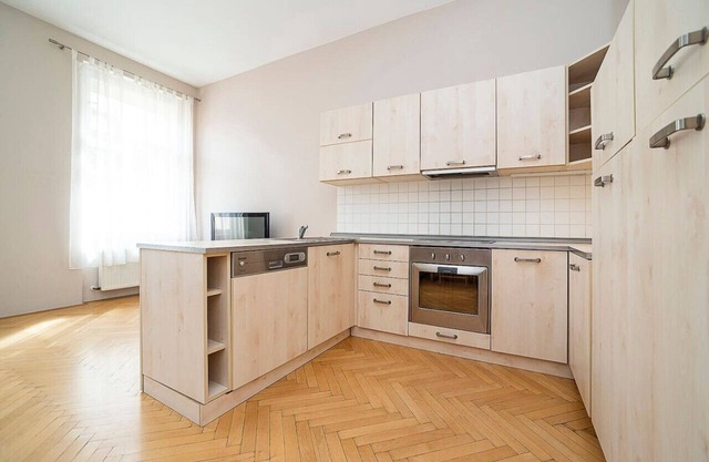 Cozy and sunny apartment in uptown