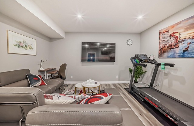 Cozy and Tastefully Furnished 1BR Guest Suite Close to Spruce Meadows SW Calgary