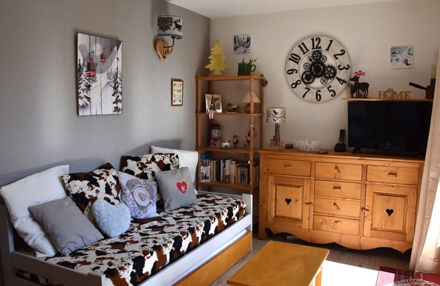 Cozy Apartment with Large South-Facing Balcony, Central Location, Sleeps 6