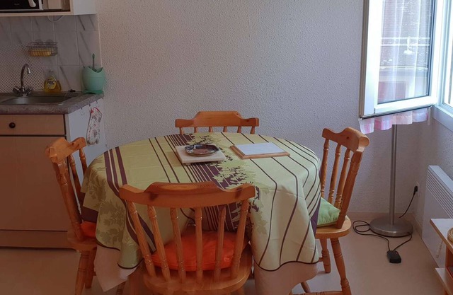 Cozy Apartment for 4-6 with Parking, Near Center, and Ski Storage in Cauterets