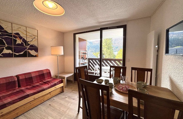 Cozy apartment for 4, near skiing, parking, balcony