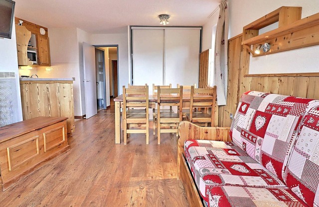 Cozy Apartment in La Tania, Ski-in/Ski-out, Sleeps 6, Balcony, Near Ski Lift
