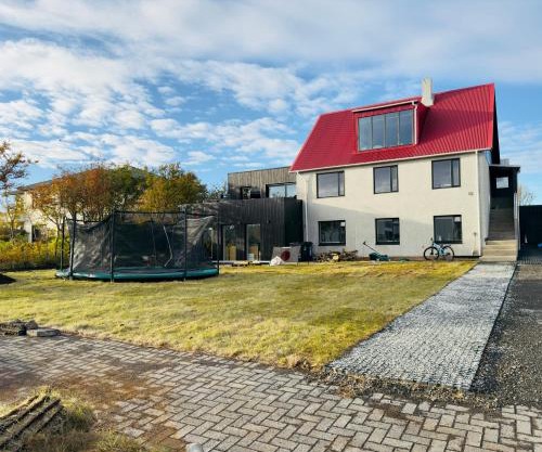 Cozy Apartment , Sleeps 4, 10 Min to Reykjavík Downtown, Family-Friendly