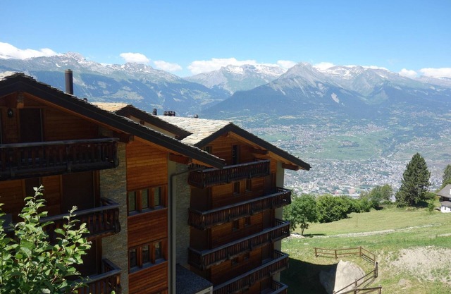 Cozy Apartment With Valley Views