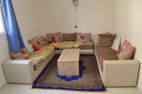 "Cozy apartment with essentials - 10-min drive to the beach and souk"