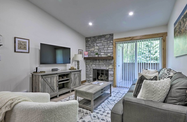 Cozy Avon Condo w/Grill: Walk to Ski Shuttle