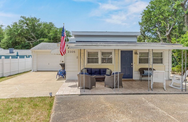 Cozy Beach Cottage - Walking distance to the Beach!