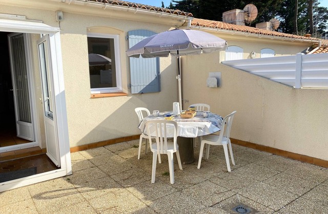 Cozy Beachside House with Courtyards, WiFi & Parking - 800m from Dunes Beach