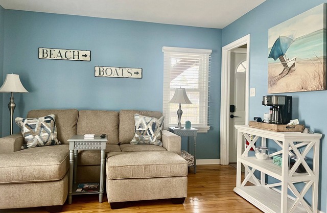 COZY BEACH Nesting in the ♥️ of DOWNTOWN with SEASONAL POOL&HOT TUB ACCESS