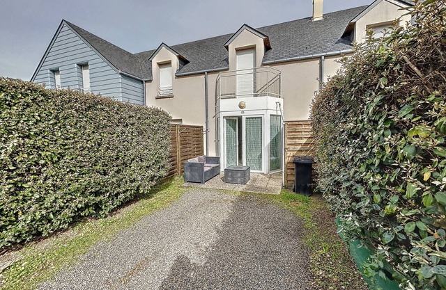 Cozy Beachside Cottage with Garden, 2 Bedrooms, Steps from the Sea