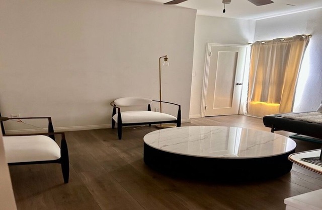 COZY BEDROOM - FULL KITCHEN - CLEAN SPACIOUS LA APARTMENT w. PRIVATE SUITE ROOM