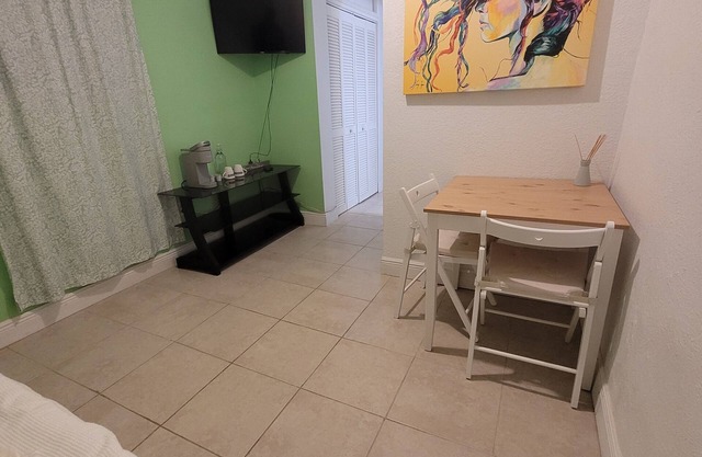 Cozy bedroom near coral gables