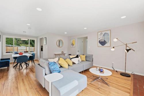 Cozy Bellevue Home for Family Business Near Microsoft