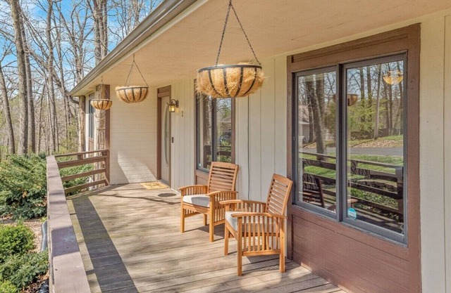 Cozy Bike‑In/Out Retreat | Fire Pit, King Bed & Pet‑Friendly