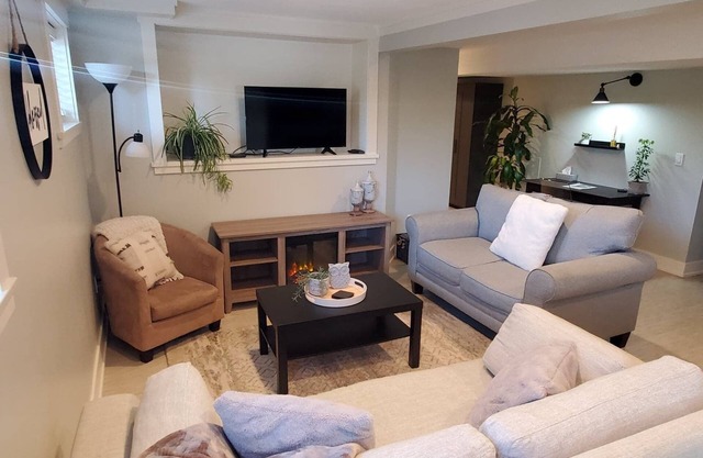 Cozy & Bright 3 Bedroom, 2 Bath Basement Suite