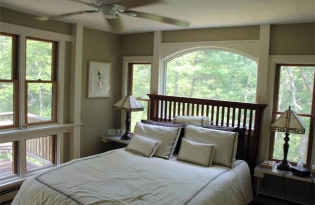 Cozy, bright house in enjoyable Bourne with WiFi, AC. Minutes from beach!
