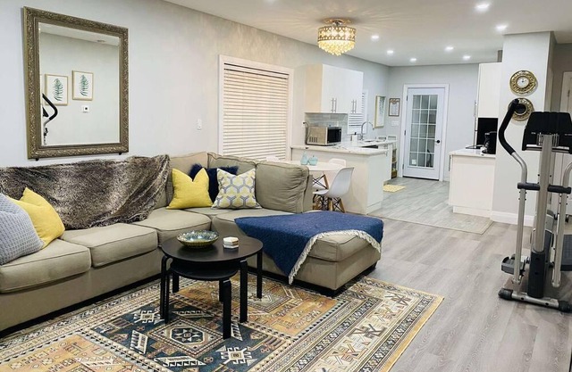 Cozy & bright upper unit with 3 bedroom each equipped with a workstation.