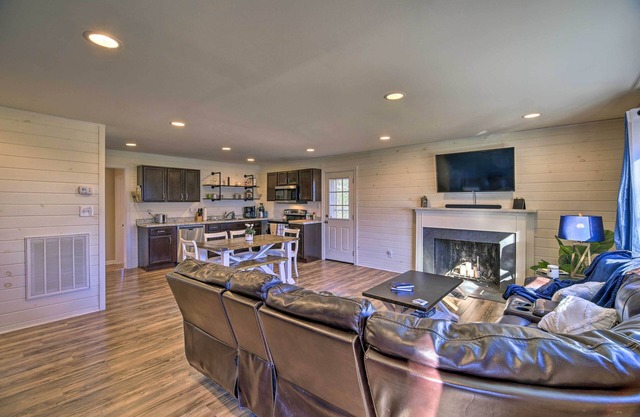 Cozy Bristol Home w/Yard ~ 1 Mile to Downtown!