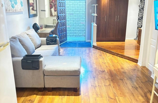 Cozy Bsmt Apt Near Toronto