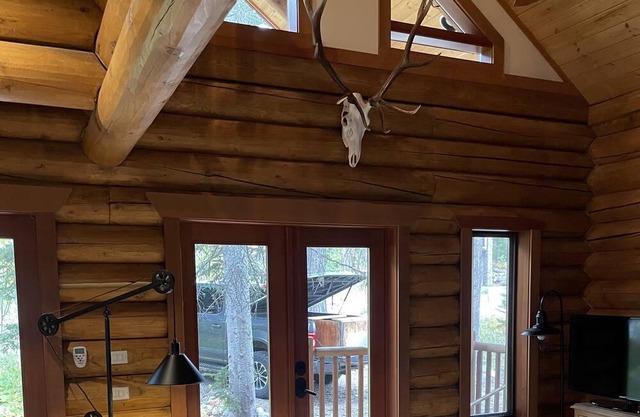 Cozy Buffalo Cabin that sleeps 22. Base of Kicking Horse!