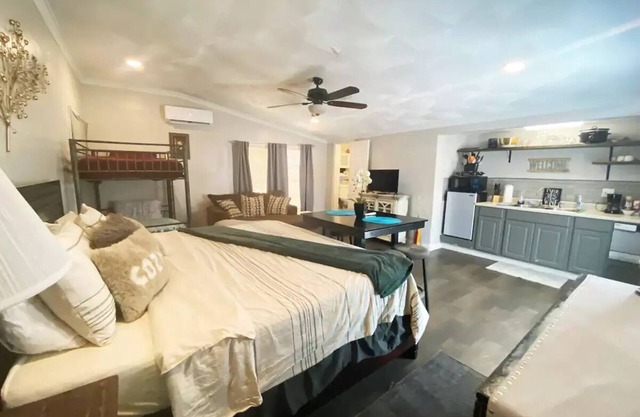 Cozy Bungalow, Perfect Hideaway Close to Downtown!