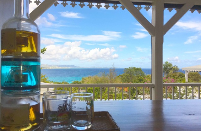 cozy bungalow with panoramic views of the bay with beach access 200m