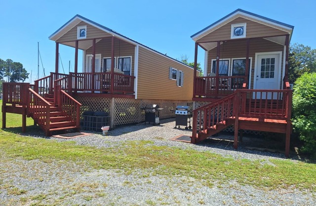 Cozy cabin #1 on Neuse River in charming Oriental with WiFi, AC
