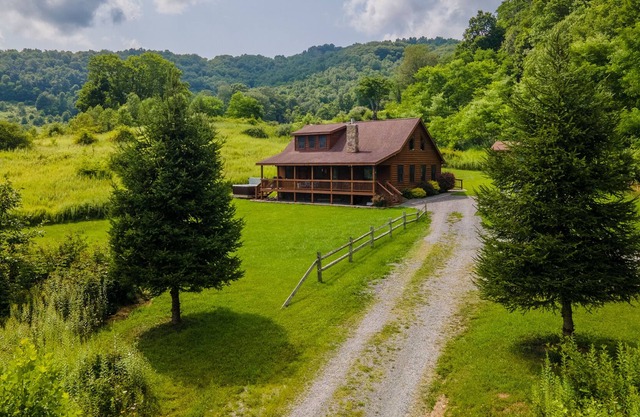 Cozy Cabin 2 miles to Snowshoe on 7.5 acres~3BR+Loft~6 beds~Hot Tub~EV Charger