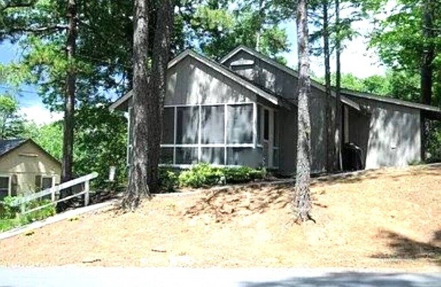 Cozy Cabin in Gated Community with Pool and Marina Access, Pet Friendly!