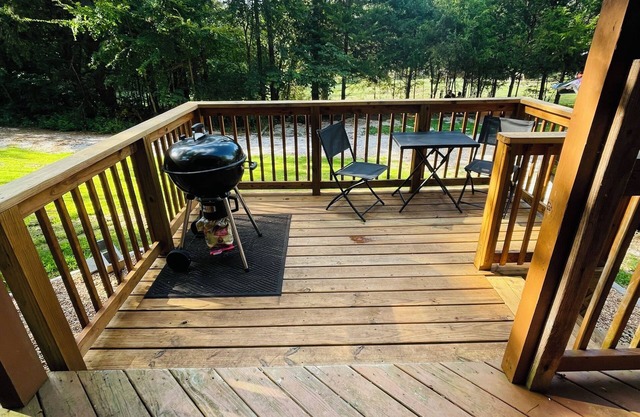 Cozy cabin in the woods in scenic Garfield with WiFi, AC