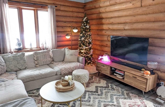 Cozy Cabin Inn w/Private Hot Tub, Fire Pit + close to Golf, Trails, Waterfalls