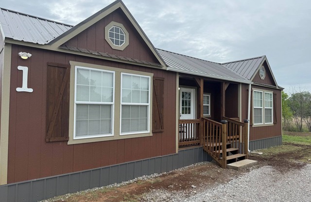 Cozy cabin near Medicine Park Tv and WIFI