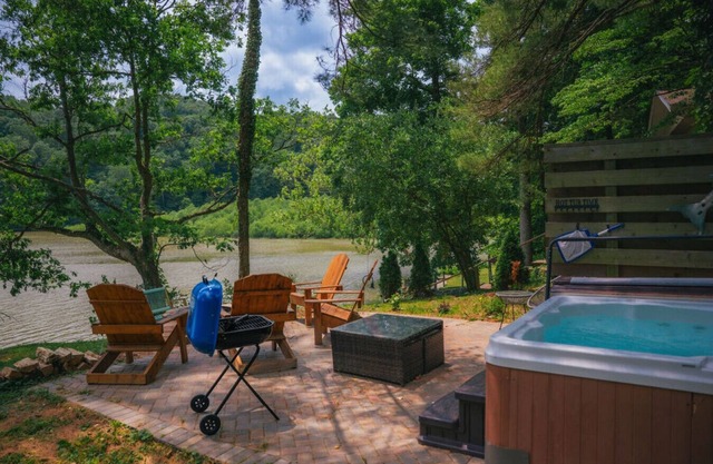 Cozy Cabin on Lake front with Hot tub & firepit
