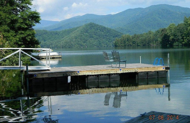 Cozy Cabin on Lake Santeetlah in the Smoky Mountains