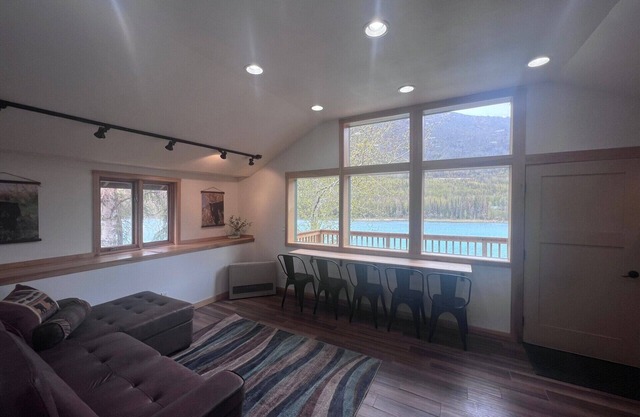 Cozy Cabin on the Kenai River with Stunning Mountain Views and Private Deck