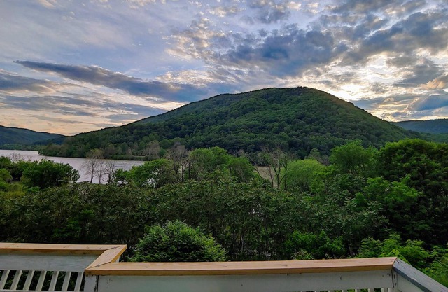 Cozy Cabin on the New River near Blacksburg, Va. Hot Tub on deck overlooking