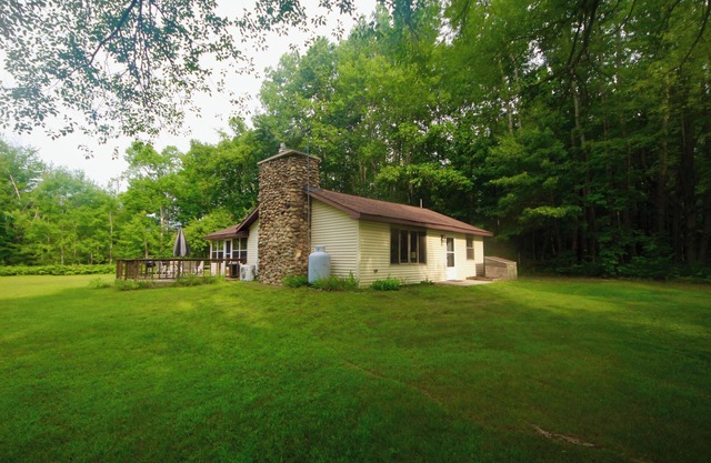 Cozy Cabin Retreat - Steps from White Potato Lake