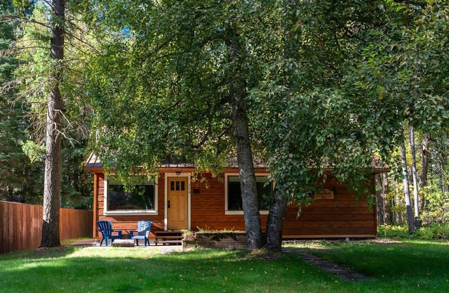 Cozy Cabin Walk to Glacier National Park