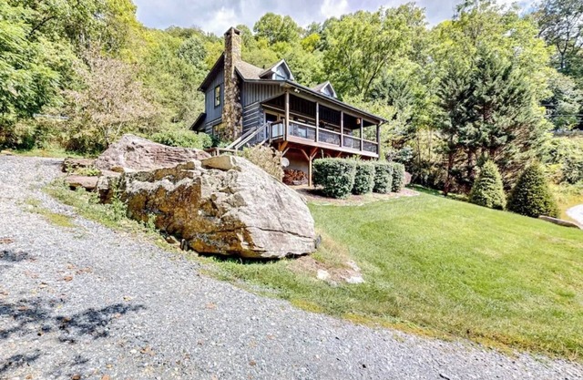 Cozy Cabin-WiFi, Game room, mountain views, hot tub fully stocked, Pet Friendly!