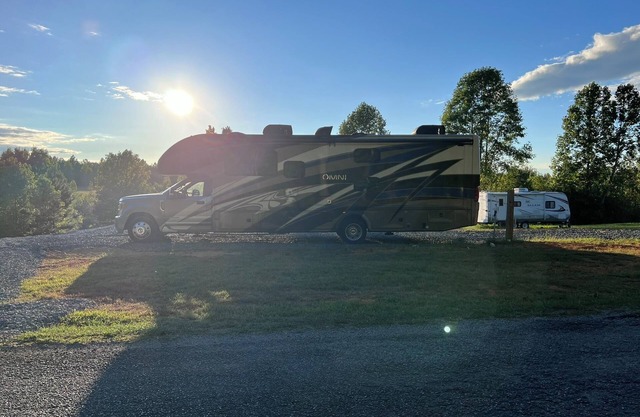 Cozy campground, FHU, large rv gravel pad, sunset views, in relaxing Old Fort