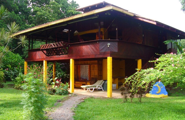 Cozy Carribean style 3 Bedroom House-50m from the beach!