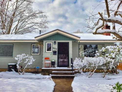 Cozy CDA Retreat 4BR Fire Pit Weekly Deals