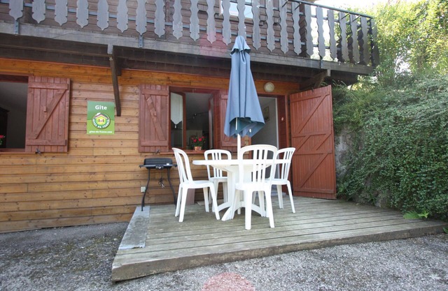 Cozy Chalet Retreat: Terrace, Central Heating, Near Lake and Ski Trails