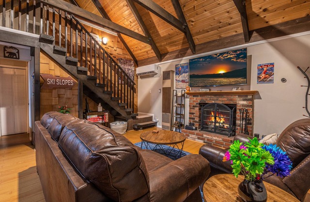 Cozy Chalet❤️Spa Dog Friendly Fenced FirePit Near Village Mountain View
